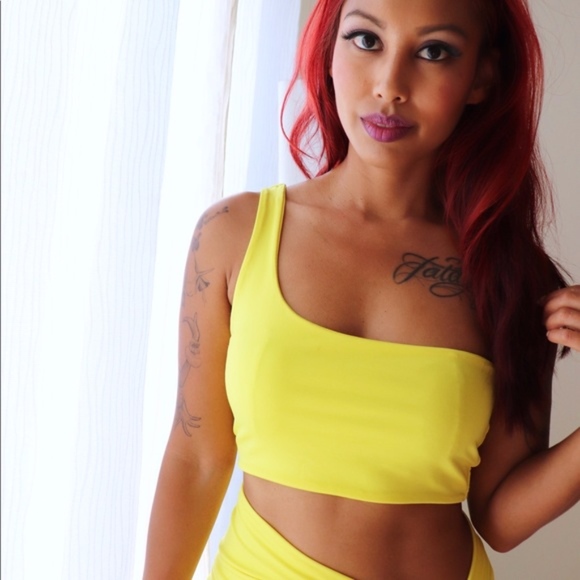 NEW Yellow High Slit Set - Picture 3 of 9